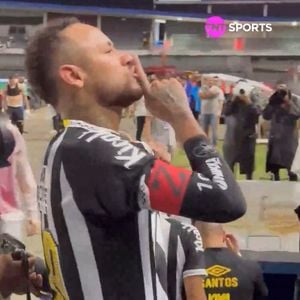 Neymar foi provocado após eliminação do Santos, mas mandou torcida se calar
