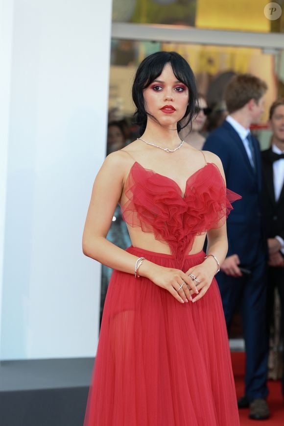 2024: Jenna Ortega ousou em um look vermelho raro, mas sua beleza roubou a cena