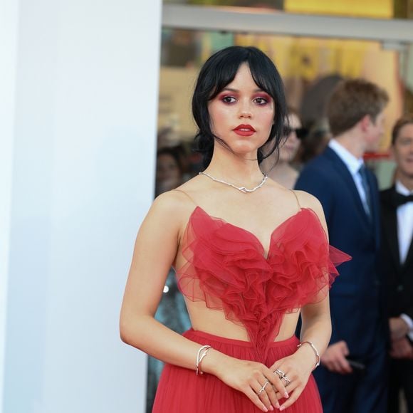 2024: Jenna Ortega ousou em um look vermelho raro, mas sua beleza roubou a cena