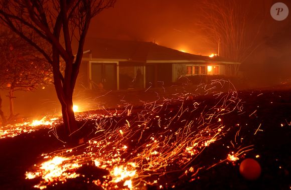Os intensos incêndios florestais causaram uma enorme destruição por Los Angeles.