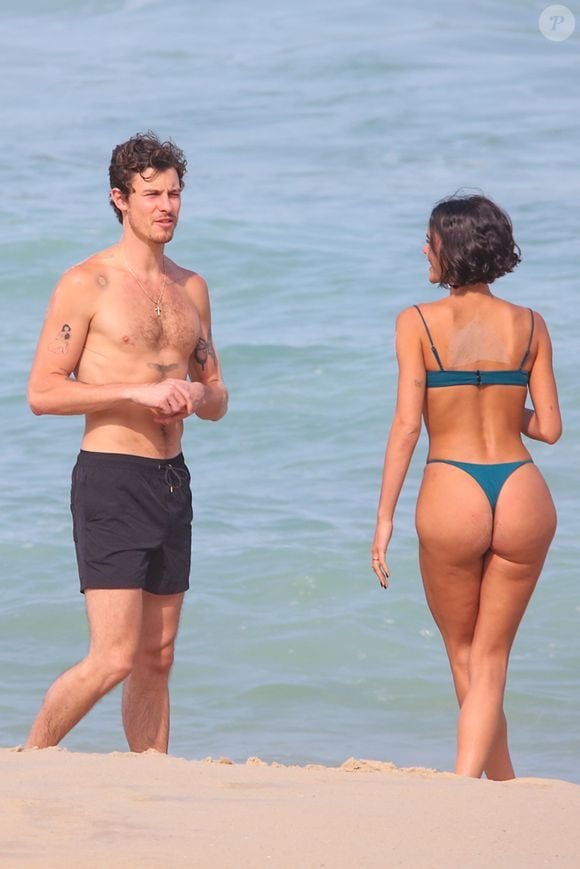 De biquíni, Bruna Marquezine aproveitou praia com o namorado, Shawn Mendes