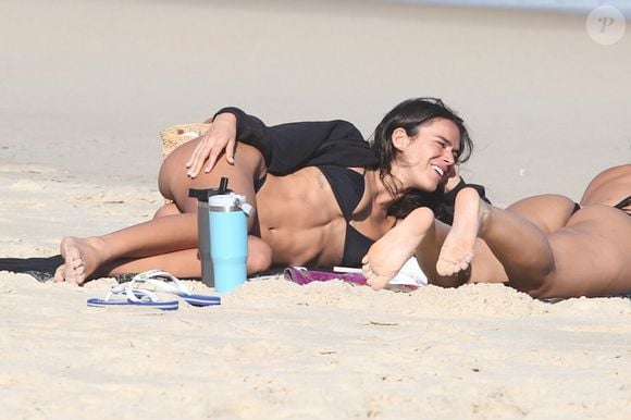 Deitada na areia, Bruna Marquezine relaxa antes da festa milionária de aniversário no Rio