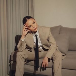 Larissa Manoela usou gravata com partículas de brilho