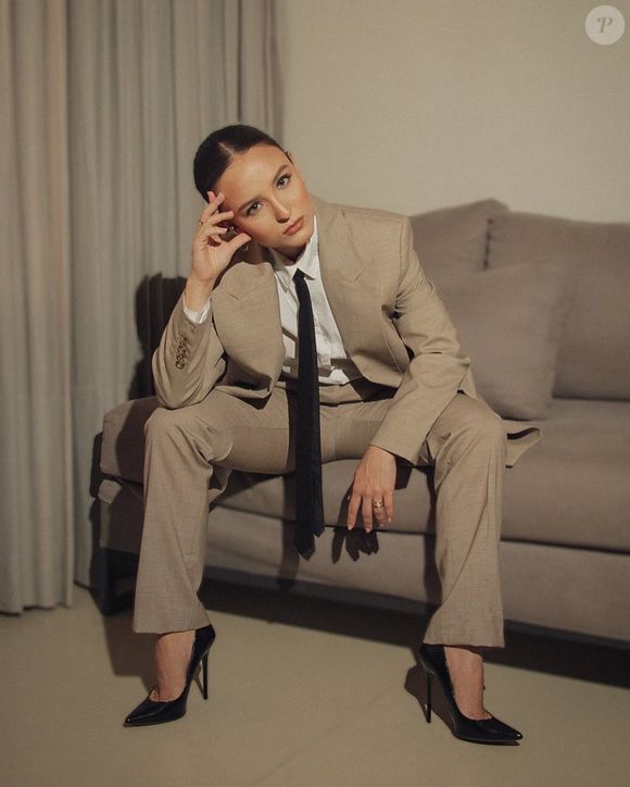 Larissa Manoela usou gravata com partículas de brilho