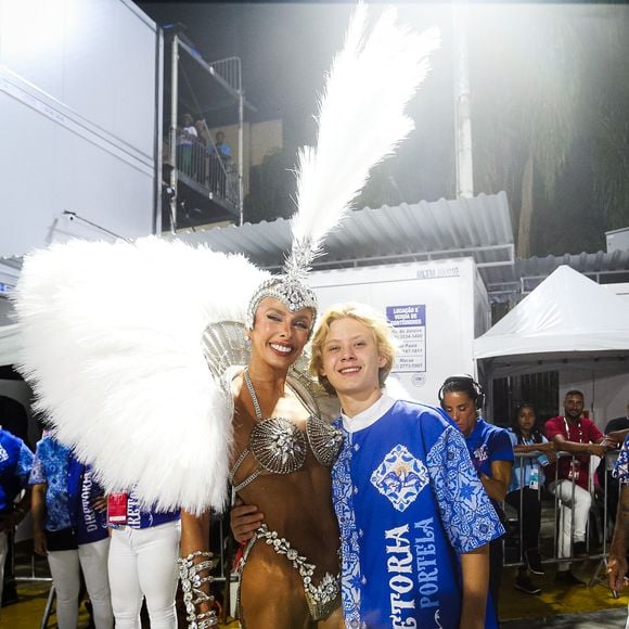 Mas o que roubou a cena de fato foi o tamanho de Vittório Iódice, filho de Galisteu de 14 anos