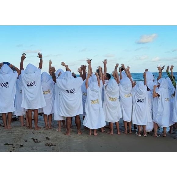 Ano Novo de Angélica e Luciano Huck: alguns seguidores compararam o look à vestimenta de uma seita