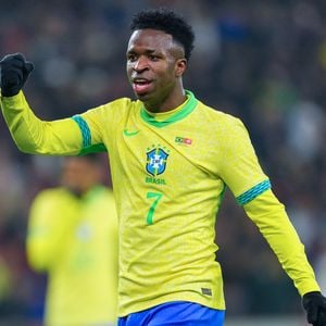 O nome de Vini Jr. dominou os assuntos mais comentados desta segunda-feira (18) após a convocação oficial da seleção brasileira para a Copa do Mundo 2026. Horas depois, a viagem de Virgínia Fonseca para Dubai também passou a repercutir nas redes