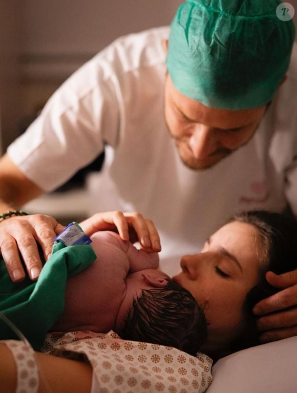 Foto de Clara logo após o parto foi compartilhada pelos papais, Camila Queiroz e Klebber Toledo