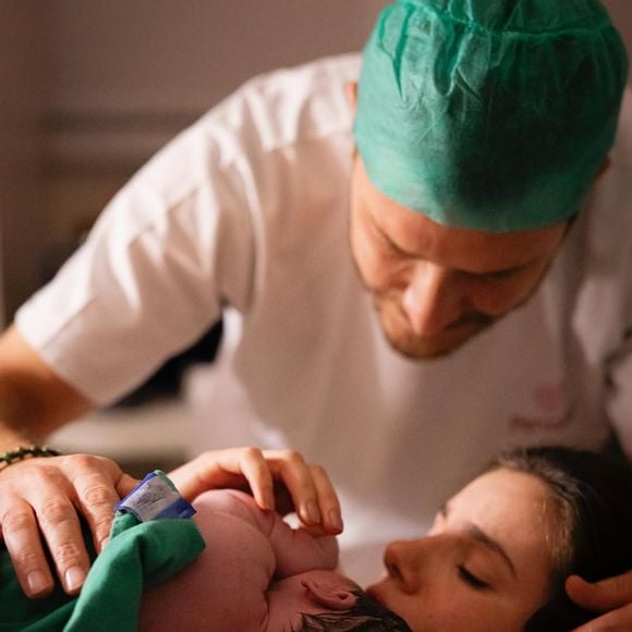 Foto de Clara logo após o parto foi compartilhada pelos papais, Camila Queiroz e Klebber Toledo