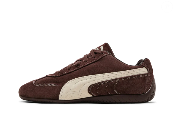 Inspirado nas pistas de corrida, o Puma Speedcat Dark Chocolate combina camurça premium, perfil slim e visual sofisticado para usar o ano inteiro