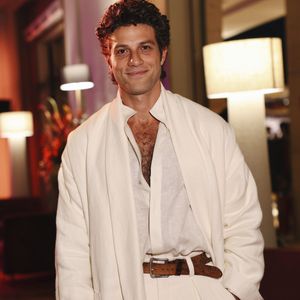Durante entrevista ao influenciador Lucas Selfie, Chay Suede, no evento de lançamento da novela 'Quem Ama Cuida', explicou que costuma associar perfumes aos personagens que interpreta na televisão e no teatro