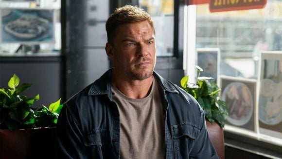 Com a estreia da 4ª temporada de 'Reacher' no Prime Video, Alan Ritchson falou sobre a transformação de seu corpo e como fez para manter a musculatura necessária ao papel