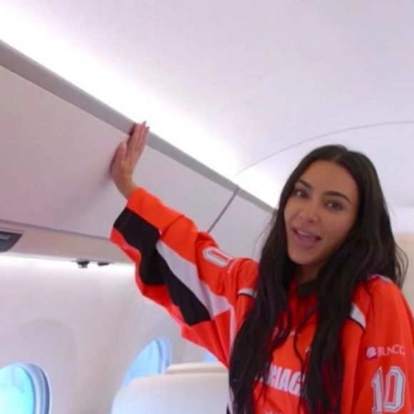 Avaliado em milhões, o jato executivo de Kim Kardashian combina tecnologia e sofisticação nos céus