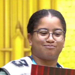 Milena explodiu de alegria e não conteve sua animação ao ler o Castigo do Monstro da semana