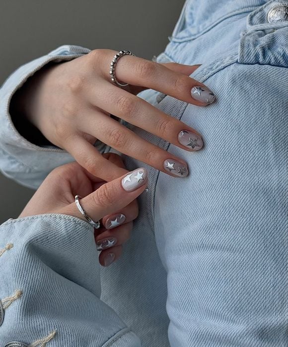 Unhas estrelas prateadas: o brilho metalizado combinado ao efeito cat eye transforma esta manicure em uma das opções mais sofisticadas e luminosas do momento