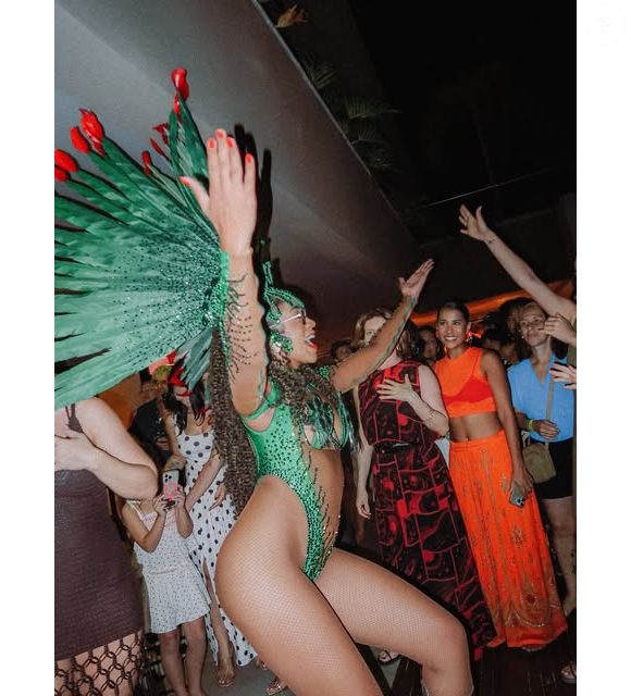 Paolla Oliveira convidou a bateria da Grande Rio para a festa com o elenco de 'Vale Tudo'