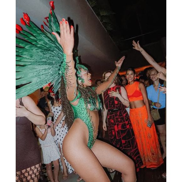 Paolla Oliveira convidou a bateria da Grande Rio para a festa com o elenco de 'Vale Tudo'