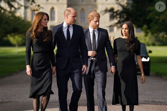 Mesmo de volta ao Reino Unido, Harry e Meghan ainda não tiveram uma reunião pública com a família real mais ampla, enquanto William e Kate mantêm uma postura cautelosa diante de uma possível reconciliação, segundo informações da People