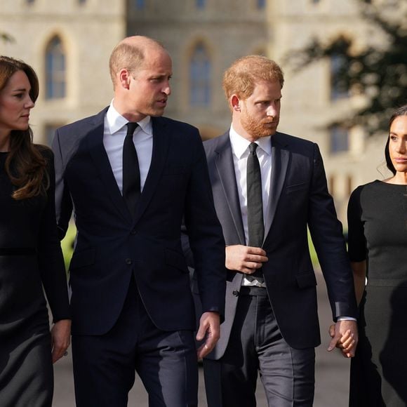 Mesmo de volta ao Reino Unido, Harry e Meghan ainda não tiveram uma reunião pública com a família real mais ampla, enquanto William e Kate mantêm uma postura cautelosa diante de uma possível reconciliação, segundo informações da People