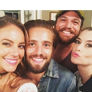 Paola Oliveira posou com Alinne Moraes, Rafael Cardoso e Emílio Dantas nos bastidores de 'Além do Tempo' em 2016