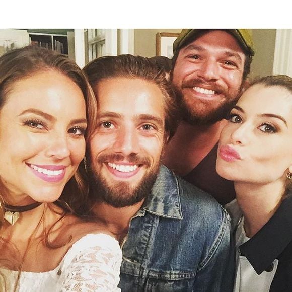 Paola Oliveira posou com Alinne Moraes, Rafael Cardoso e Emílio Dantas nos bastidores de 'Além do Tempo' em 2016