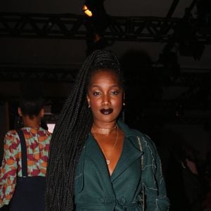 Iza brilhou em um sobretudo verde musgo, combinado com botas de salto grosso em evento