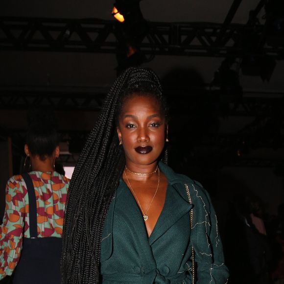 Iza brilhou em um sobretudo verde musgo, combinado com botas de salto grosso em evento