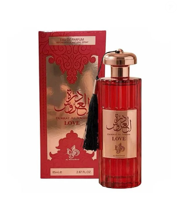 Quem gosta de perfumes com especiarias e notas adocicadas pode conhecer o Durrat Al Aroos Love, da Al Wataniah. Lançada em 2025, a fragrância combina açafrão e cardamomo com baunilha, enquanto a madeira guaiac e a cumarina finalizam a composição