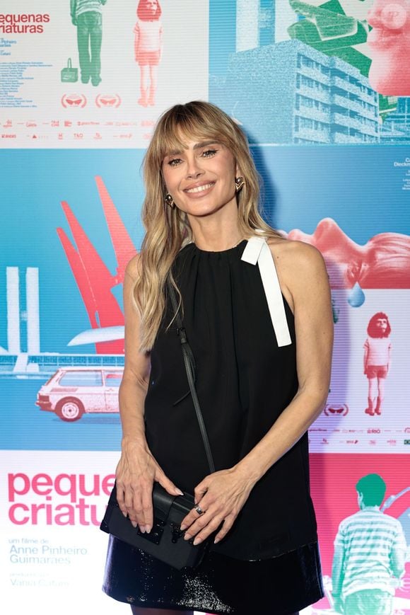Para lançar seu novo filme, 'Pequenas Criaturas', Carolina Dieckmmann escolheu um vestido preto Louis Vuitton com detalhes em couro