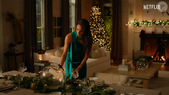 Meghan Markle surge com um vestido verde-esmeralda da grife britânica Galvan, avaliado em 1.695 dólares, cerca de R$ 9,1 mil na atual cotação