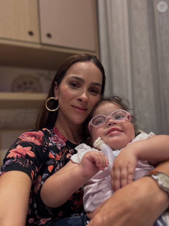 Filha de Juliano Cazarré e Letícia Cazarré, Maria Guilhermina precisa todo mês trocar a cânula da traqueostomia: 'Ela tem um atraso motor e de cognição. E, como vive com a traqueostomia, não fala também'