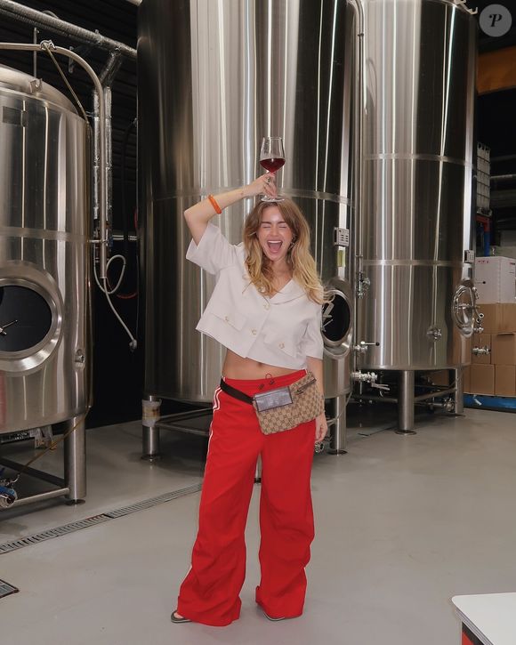 A sugestão da influenciadora Courtnee Ruth Crews é uma opção confortável e glamourosa, perfeita para combinar com calças Lefties