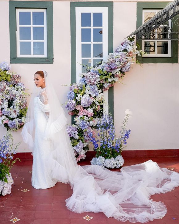 Giovanna Lancellotti escolheu o vestido durante uma viagem por Paris