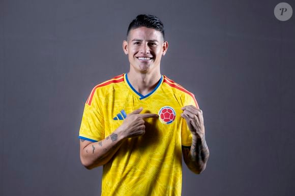 James Rodríguez é um meia colombiano de 34 anos, amplamente conhecido por sua técnica refinada, visão de jogo e por ter sido o grande artilheiro da Copa do Mundo de 2014. No Mundial de 2026, ele é a principal referência e veste a camisa 10 da Seleção Colombiana