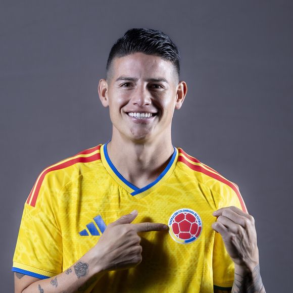 James Rodríguez é um meia colombiano de 34 anos, amplamente conhecido por sua técnica refinada, visão de jogo e por ter sido o grande artilheiro da Copa do Mundo de 2014. No Mundial de 2026, ele é a principal referência e veste a camisa 10 da Seleção Colombiana