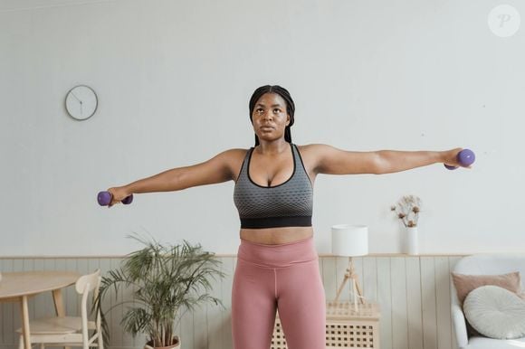 Como combater a flacidez nos braços? Exercícios simples de força ajudam a tonificar bíceps e tríceps em casa