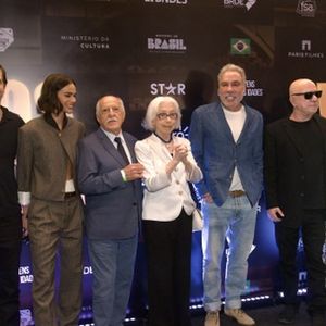 Com barriga à mostra, Bruna Marquezine atualiza look clássico da Chanel e posa com atores de 'Velhos Bandidos' em pré-estreia