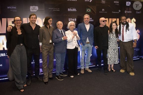 Com barriga à mostra, Bruna Marquezine atualiza look clássico da Chanel e posa com atores de 'Velhos Bandidos' em pré-estreia