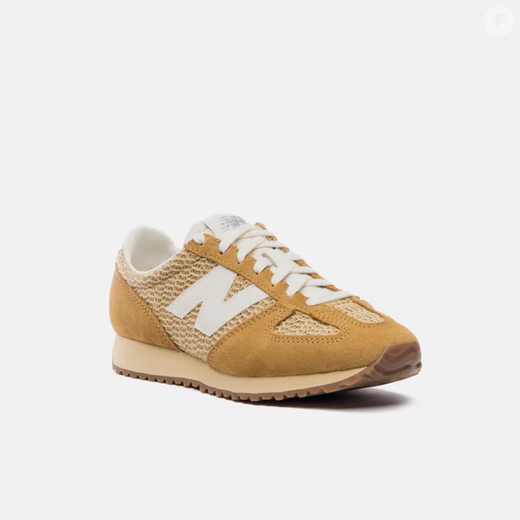 Com peças como saias plissadas e camisas polo, o New Balance 471 se firma como aliado de produções elegantes e atuais