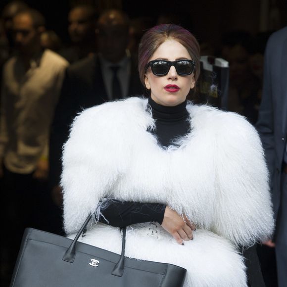 Por volta de 2012, Lady Gaga abandonou temporariamente os excessos de suas produções