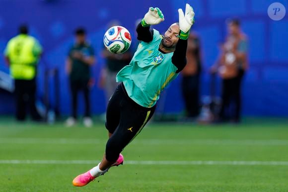 Enquanto se prepara para enfrentar a Noruega na Copa do Mundo de 2026, Weverton também chama atenção por um detalhe fora dos gramados: sua paixão por perfumes importados
