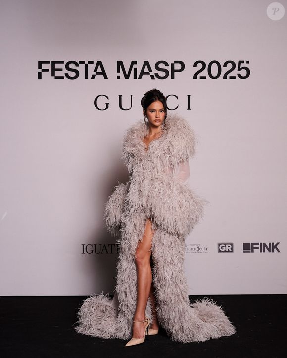 Bruna Marquezine atraiu holofotes com look exuberante em evento grifado