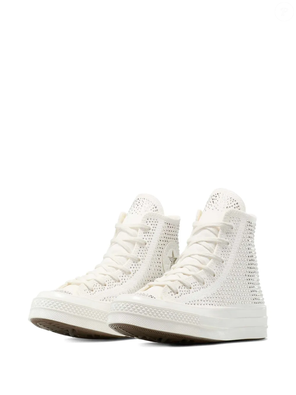 Até o fechamento da matéria, o Converse Tênis Chuck 70 Hi 'Swarovski White' era encontrado por R$ 4.496, ou em 12 parcelas de R$ 374,67, no site da Farfetch, transformando o clássico tênis em uma opção de luxo para produções marcantes.
