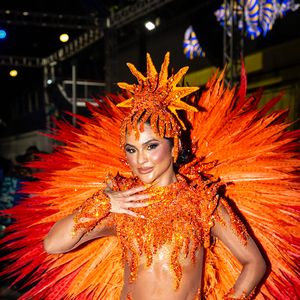 Mileide Mihaile desfilou com um costeiro giratório na Unidos da Tijuca