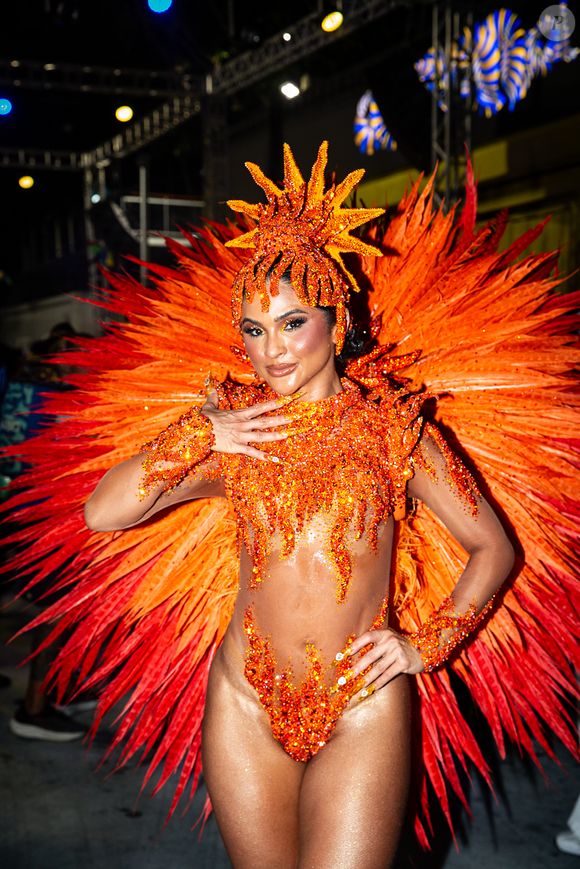 Mileide Mihaile desfilou com um costeiro giratório na Unidos da Tijuca