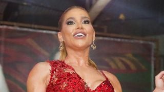 Virgínia voltou! Com look de crochê, namorada de Vini Jr. vai pela 1ª vez no ano a ensaio do carnaval 2026 da Grande Rio. Fotos