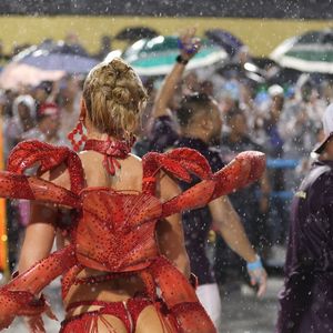 Virgínia Fonseca gerou burburinho nas redes após surgir com acessório cobrindo a barriga durante ensaio da Grande Rio. Assessoria se pronunciou sobre os rumores