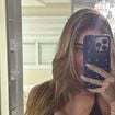 Solteira, Virgínia Fonseca valoriza perna sarada e provoca com bumbum empinado em foto no espelho: 'O shape tá vindo'