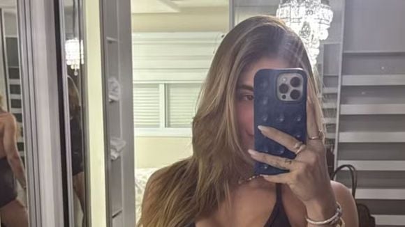Solteira, Virgínia Fonseca valoriza perna sarada e provoca com bumbum empinado em foto no espelho: 'O shape tá vindo'