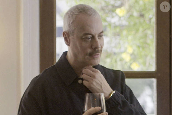 Marco (Guilherme Weber) tem briga feia com Osmar (Milhem Cortaz) por causa de Violeta (Isabel Teixeira) em Volta por Cima